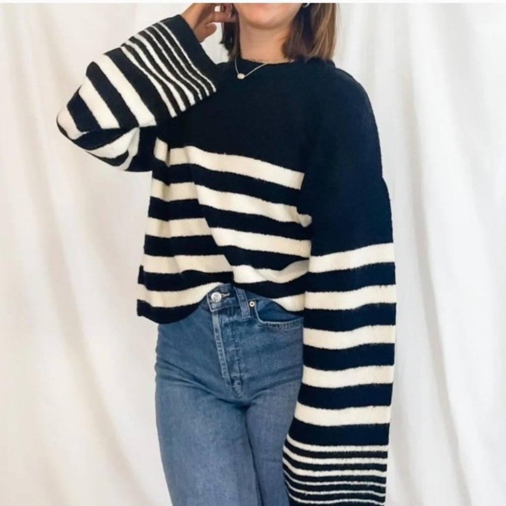 ZSupply Black White Striped Fuzzy Cropped Sweater Bell Sleeve‎ Women's M